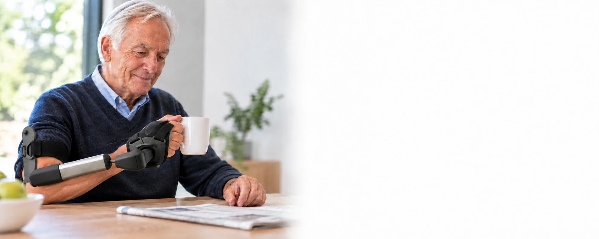 Hombre utilizando Stil Hand Control™ para sostener una taza