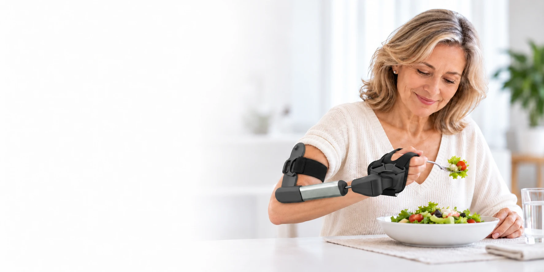 Mujer utilizando Stil Hand Control™ durante una comida
